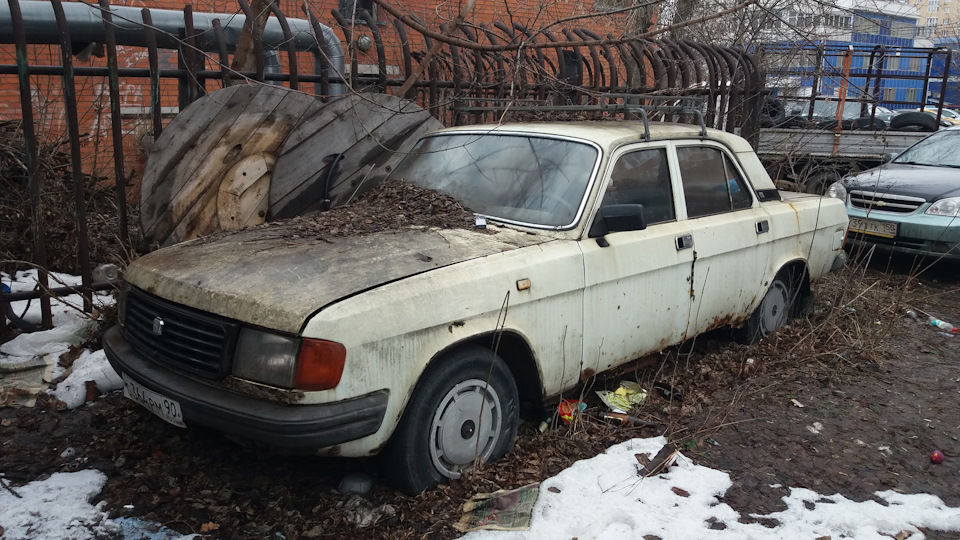 Брошенные во дворах многоквартирных домов автомобили усугубляют нехватку парковочных мест.