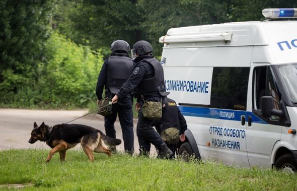 Zeci de clădiri, inclusiv școli și mall-uri din doisprezece orașe, au fost evacuate în Rusia. Foto: tass.ru
