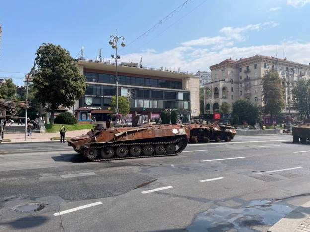 В центре Киева вновь выставили уничтоженную российскую военную технику.