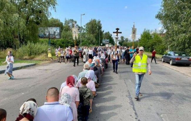 Около 5 000 верующих вопреки запрету идут в Почаев.