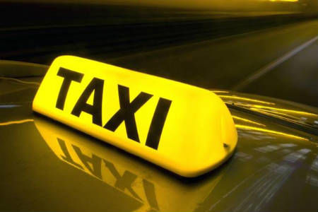Prestatorii serviciilor de taxi au majorat ilegal tarifele pentru călătorii în perioada sărbătorilor