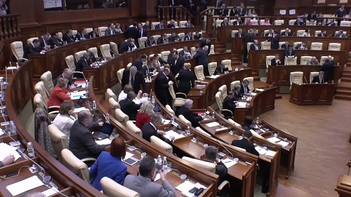 Парламент отменил пленарные заседания в четверг и пятницу, взяв двухнедельные каникулы в связи с пасхальными праздниками.