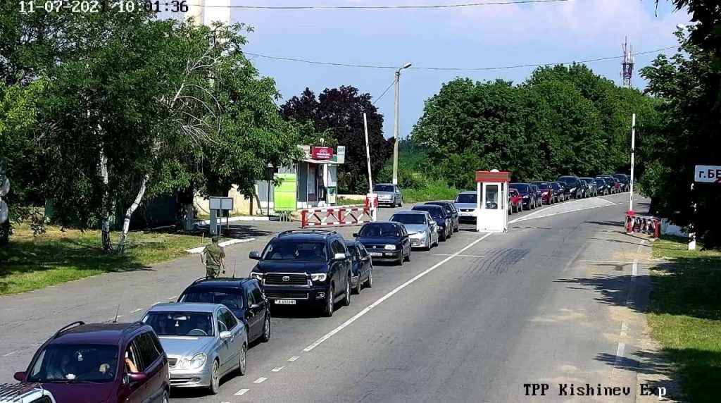 У въезда в Варницу наблюдаются длинные очереди из машин.