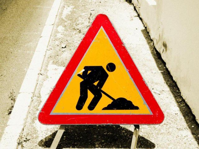 Водителей просят следовать дорожным указателям.