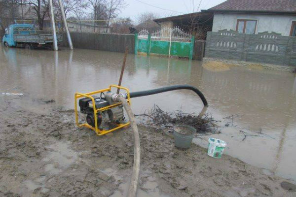 În jur de zece gospodării au fost inundate, iar în una dintre ele apa ajuns și în casă, în urma scurgerii apei din lacul din apropierea orașului Comrat în râul Ialpug.