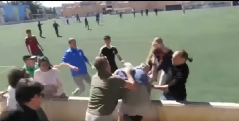  Un grup de părinți s-au luat la bătaie în timpul unui meci în care jucau copiii lor. Foto: youtube.com