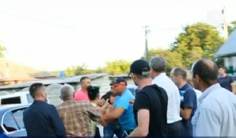Несколько ударов пришлось и на долю отца и брата Виталия Шаларь, которые его сопровождали.