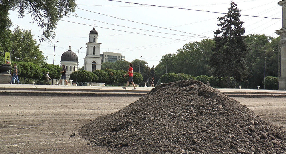 Lucrările de reparaţie a bulevardului Ştefan cel Mare şi Sfânt din Chişinău vor mai dura încă cel puţin 12 zile. Foto: Sputnik. Evghenii Panasenco
