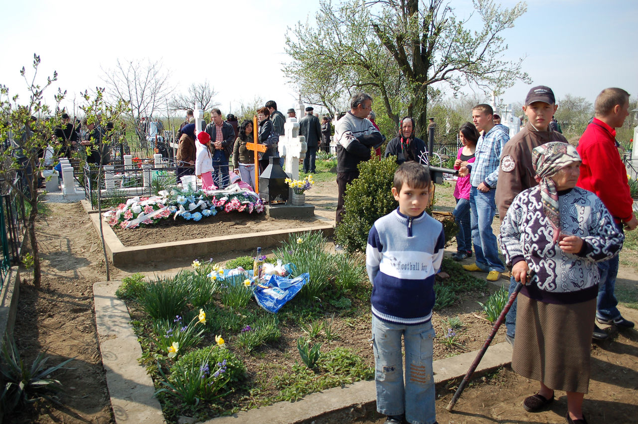 Patru persoane, reţinute într-un cimitir din Capitală. Foto: traditieialomita.ro