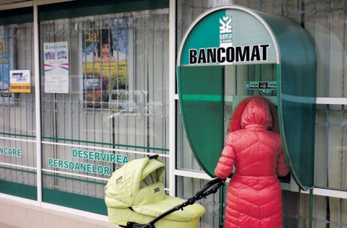 Вкладчики молдавских банков снимают свои накопления со счетов. Фото ИТАР-ТАСС