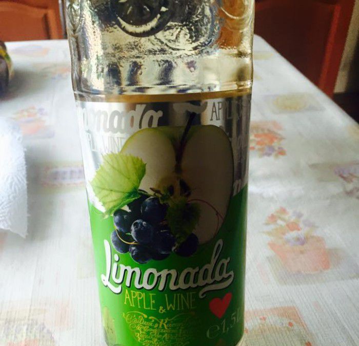 „Limonada, APPLE &amp; WINE”, ceea ce în traducere înseamnă „Limonadă, MĂR &amp; VIN”. Foto: unimedia.info