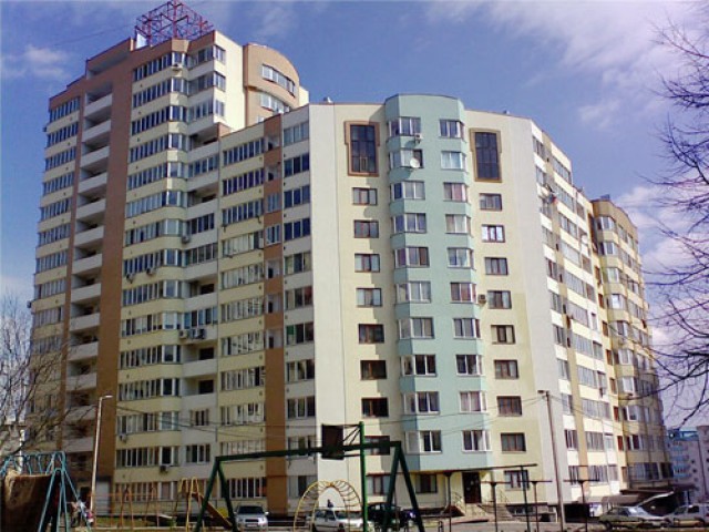 Inevitabilul s-a produs. Euro a trecut astazi oficial de pragul de 20 de lei, iar dolarul este si el in crestere. Mai mult, la casele de schimb valutar, dolarul mai are putin si atinge 18 lei.