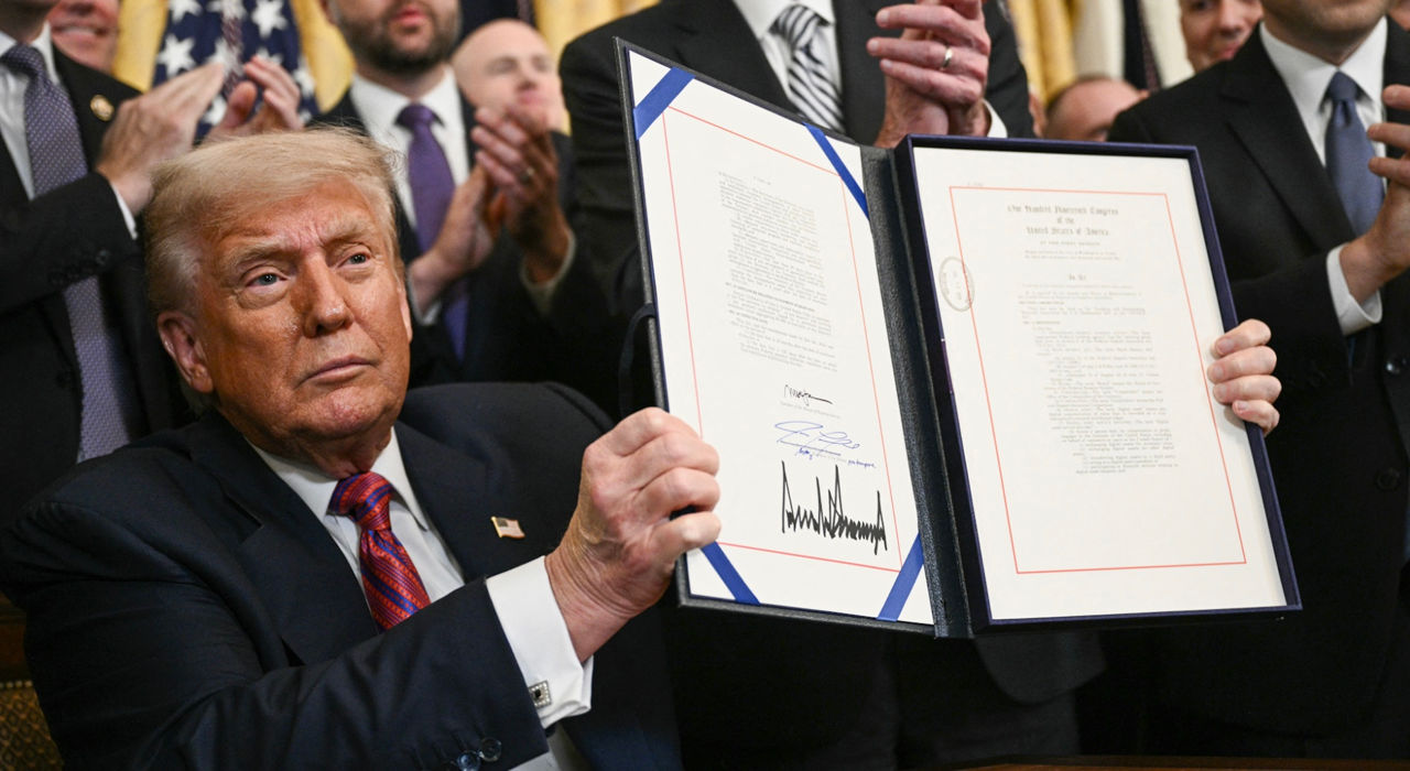 Trump a semnat legea privind criptomonedele stablecoin susținute de dolar.