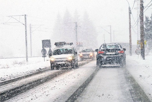 De astăzi, vitezomanii sau cei obişnuiţi să treacă la culoarea roşie a semaforului vor plăti amenzi usturătoare.