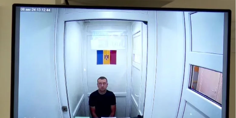 Un polițist de frontieră suspectat în caz de trădare, lăsat în arest.