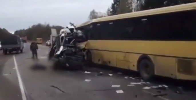 Под Тверью при столкновении автобуса и маршрутки погибли 13 человек.