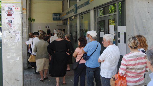 Вновь очереди стоят возле банкоматов