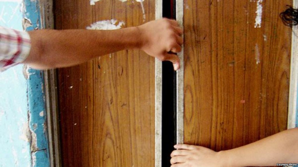 Pericolul a 99% din ascensoare.Silvia Radu: Mă simt ca un pompier. Foto: europalibera.org