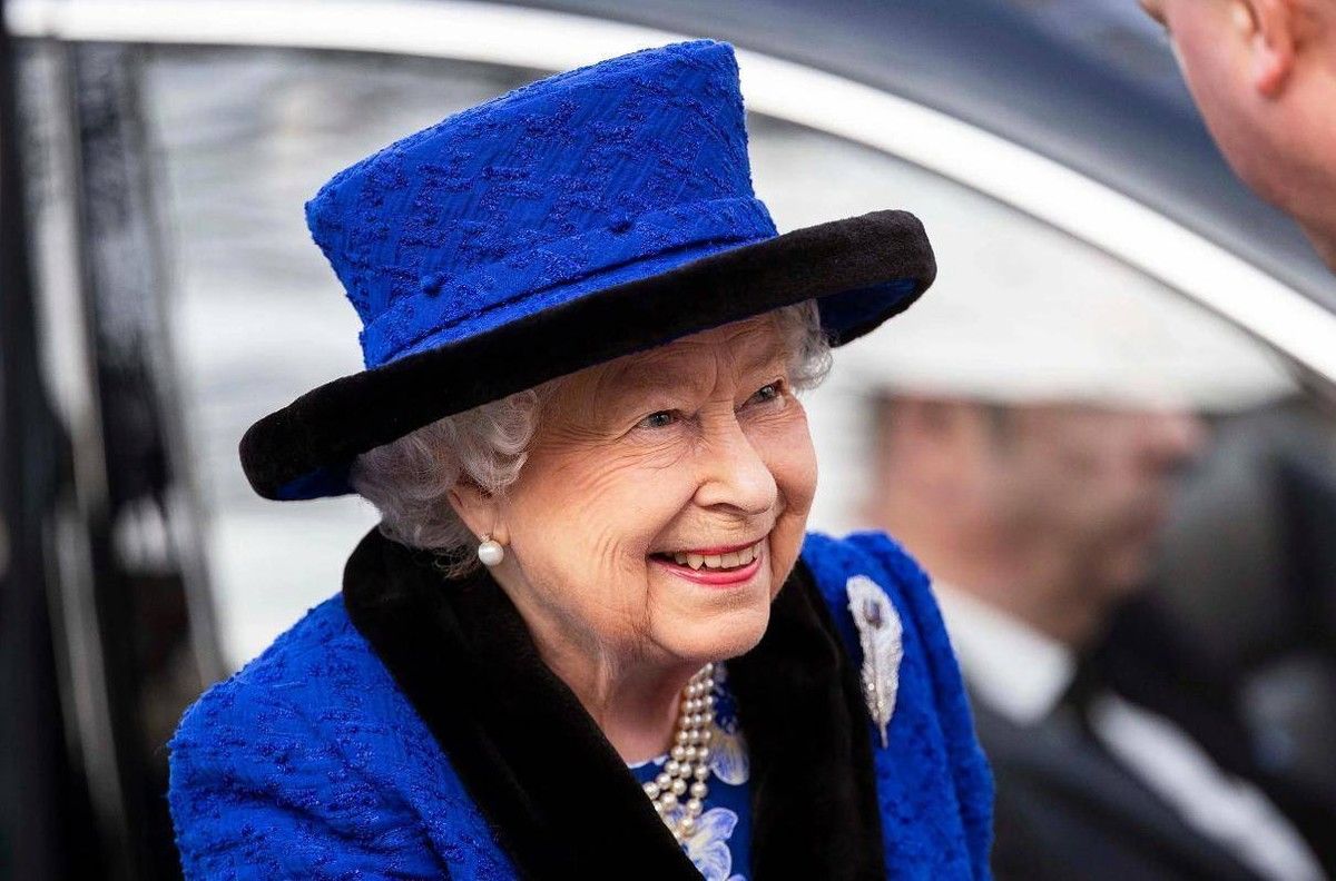Решение приняла сама королева Елизавета II по рекомендации правительства.