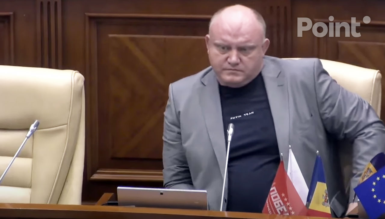 Василе Боля пришел на заседание парламента в майке с надписью "команда Путина".