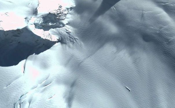 Obiectul misterios descoperit prin Google Earth în Antarctica