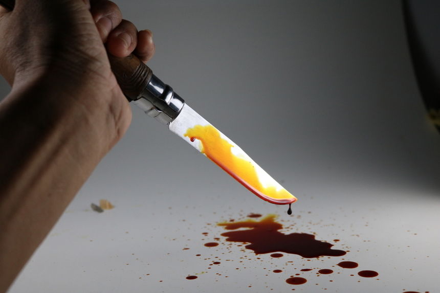 Caz cutremurător: Mama şi fiica sa însărcinată, atacate cu cuţite prin somn