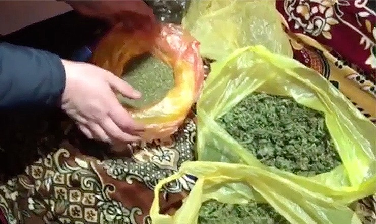 Полиция задержала в Кишиневе четырех подозреваемых в незаконном обороте наркотиков.