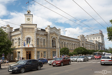 Unii funcţionari din cadrul direcţiilor muncipiului Chişinău folosesc automobilele de serviciu pentru a stoca deşeurile.