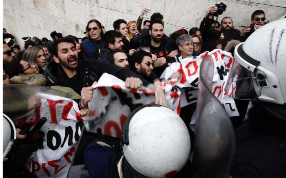 В Афинах полиция применила слезоточивый газ против протестующих учителей.