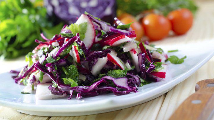 Веганы не употребляют в пищу продукты животного происхождения, а также мед.