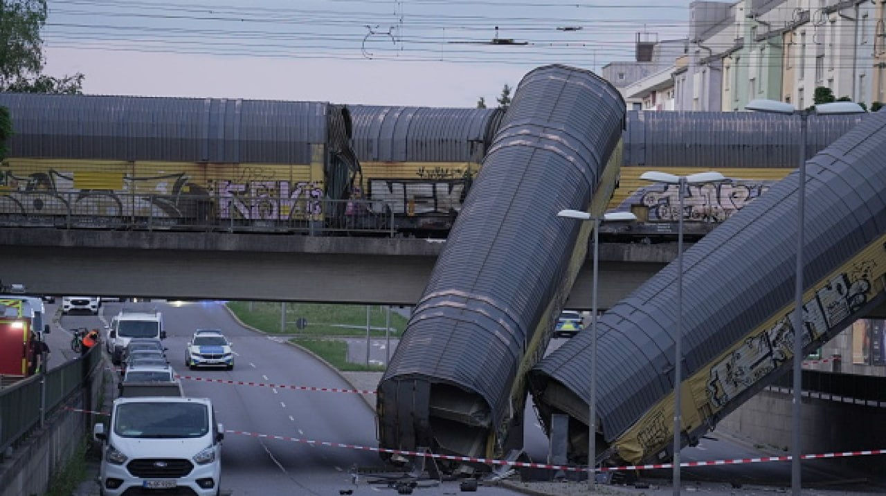 В Мюнхене сошел с рельсов и упал с моста грузовой поезд: есть пострадавший.