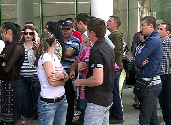 Fiecare dintre cei care astepta are motivele sale sa obtina pasaportul biometric.Unii trecatori ii ironizau pe cei care stateau la cozi.