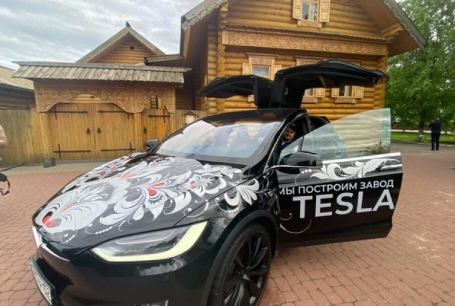 В России Tesla расписали «под хохлому» — и ждут Илона Маска.