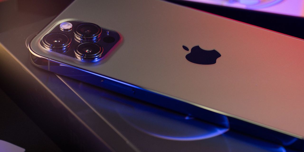 Смартфон iPhone 13 станет дефицитом.