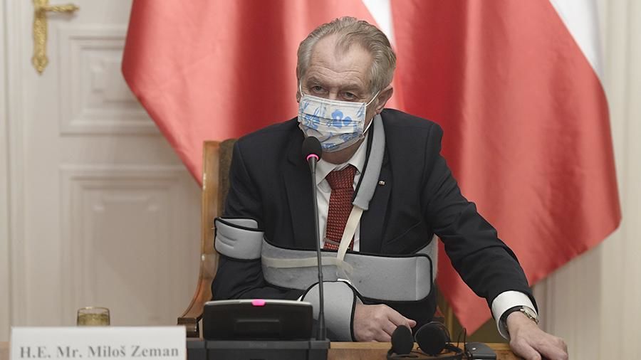 Сенат Чехии запланировал обвинить президента страны в госизмене.