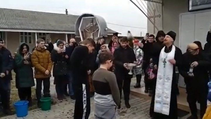 В праздник Крещения на севере страны кто-то окунался в ледяную воду, а кого-то обливали из вёдер. 
