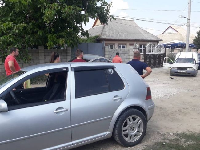 Убегая от полиции, водитель авто врезался в две машины в Страшенах. Фото: protv.md.