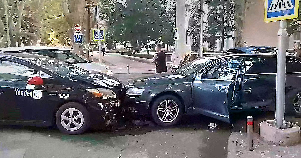 Accident în centrul Chișinăului: Un șofer și o pasageră, transportați la spital.
