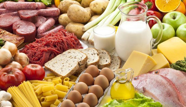 Инспекторы уничтожили партии опасных для здоровья продуктов. Фото: hi-news.ru.