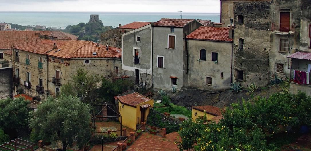 O localitate din sudul Italiei vinde case cu 1 euro de teamă să nu devină un oraș fantomă.