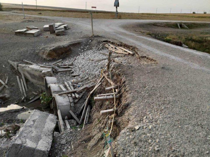 Дожди за лето размыли мост в Каушанском районе.