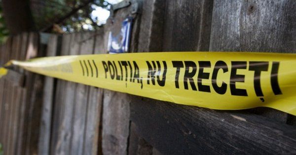 O femeie de 46 de ani a fost găsită moartă chiar în propria locuinţă. 