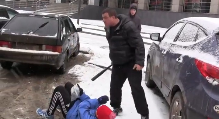 Агрессивному водителю удалось повалить на землю одного из активистов.
