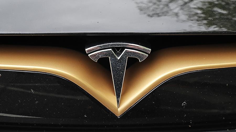 Семья американца, сгоревшего заживо в автомобиле Tesla Model S, подала иск на компанию-производителя.
