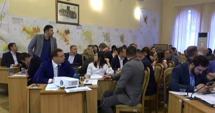 Скандал в Мунсовете: Киртоакэ едва не ввязался в драку с коллегами.