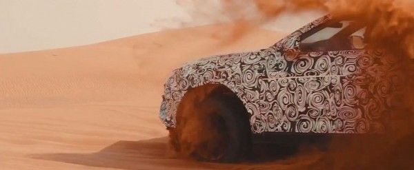 Un Lamborghini Urus camuflat își face de cap în deșert