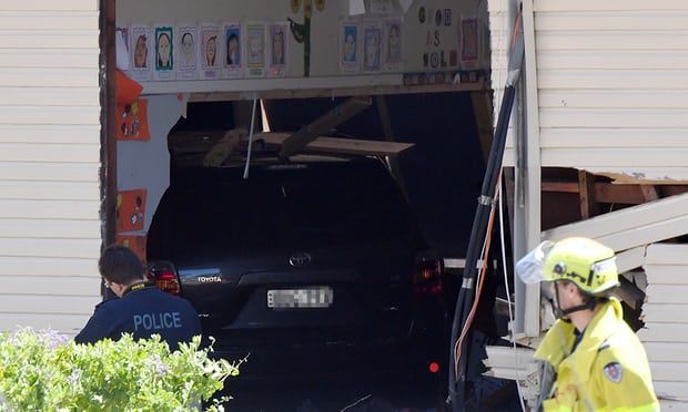 Двое погибли в Сиднее, после того как автомобиль врезался в школу. Фото: AAP