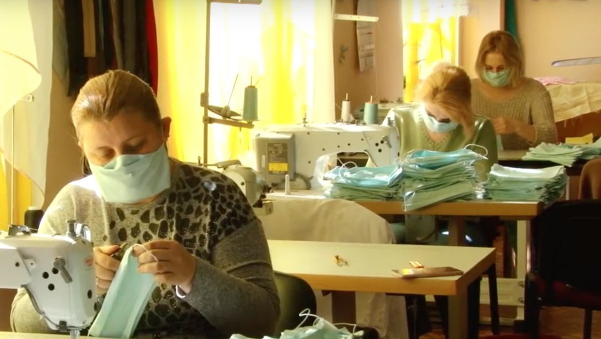 В Сынжерее швейное ателье стало шить защитные маски.