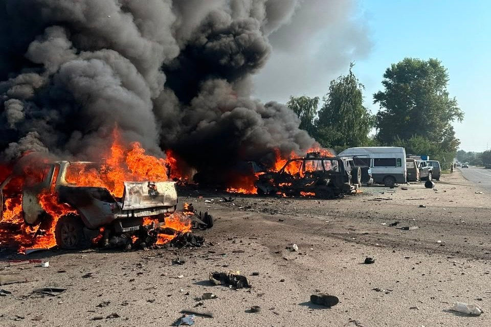 Россия нанесла ракетный удар по поселку в Харьковской области: погибли 10 человек.
