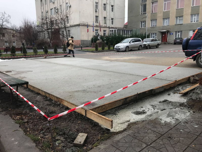 Более того, решения муниципального совета о выделении земли под строительство торговых точек будут аннулированы.